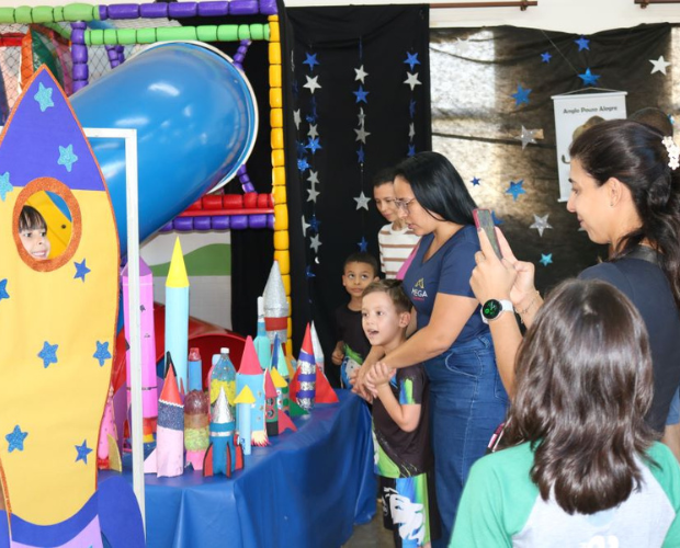 Alunos do Anglo realizam exposi��o de foguetes inspirada no livro �O brinquedo gigante�